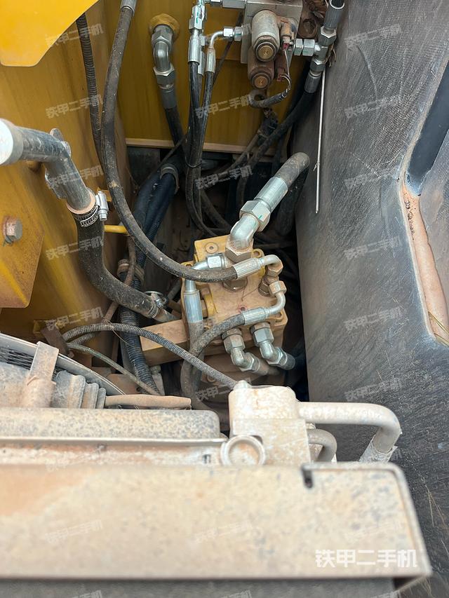 液壓泵艙室正面整體（整機(jī)外觀）