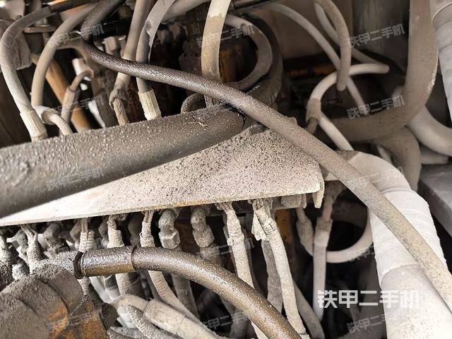 回转马达和主控阀（整机外观）