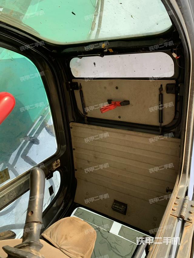 駕駛室頂部（整機外觀）