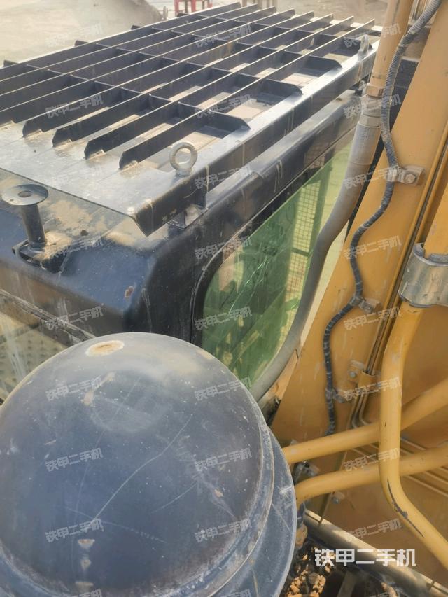 駕駛室頂部(整機(jī)外觀) 駕駛室頂部(整機(jī)外觀)