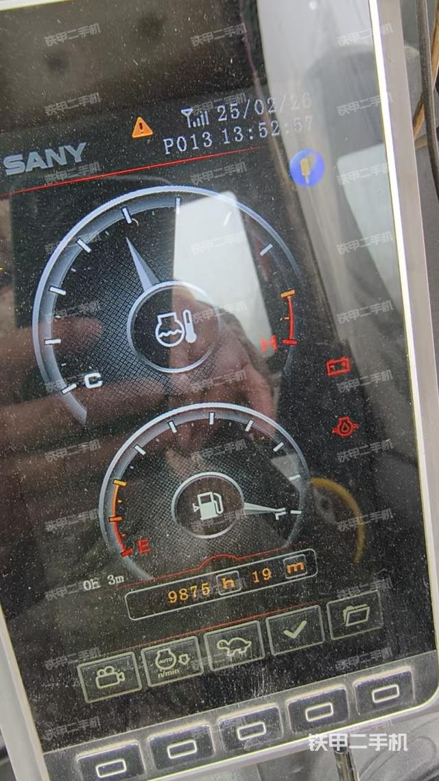 駕駛室整體(整機(jī)外觀) 駕駛室整體(整機(jī)外觀)