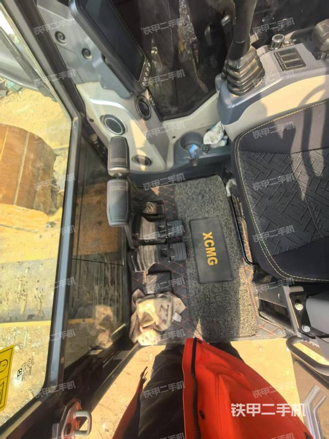 行走控制手柄和踏板?俯拍(駕駛室部分) 行走控制手柄和踏板?俯拍(駕駛室部分)