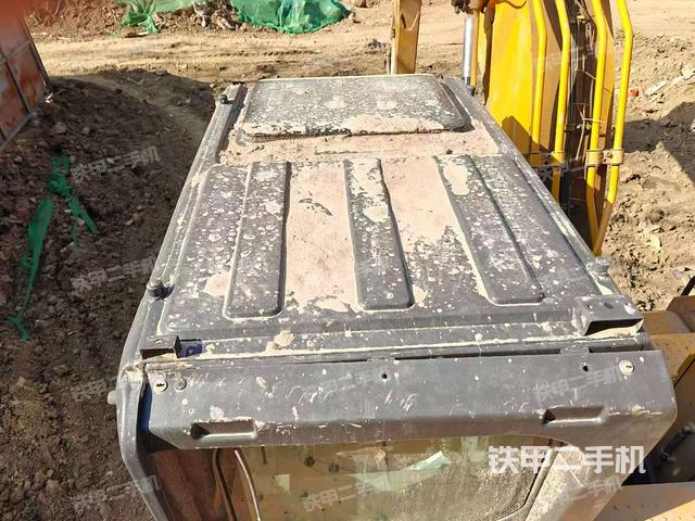 駕駛室頂部(整機(jī)外觀) 駕駛室頂部(整機(jī)外觀)