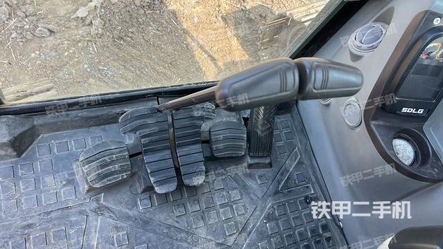 行走控制手柄和踏板?俯拍（駕駛室部分）