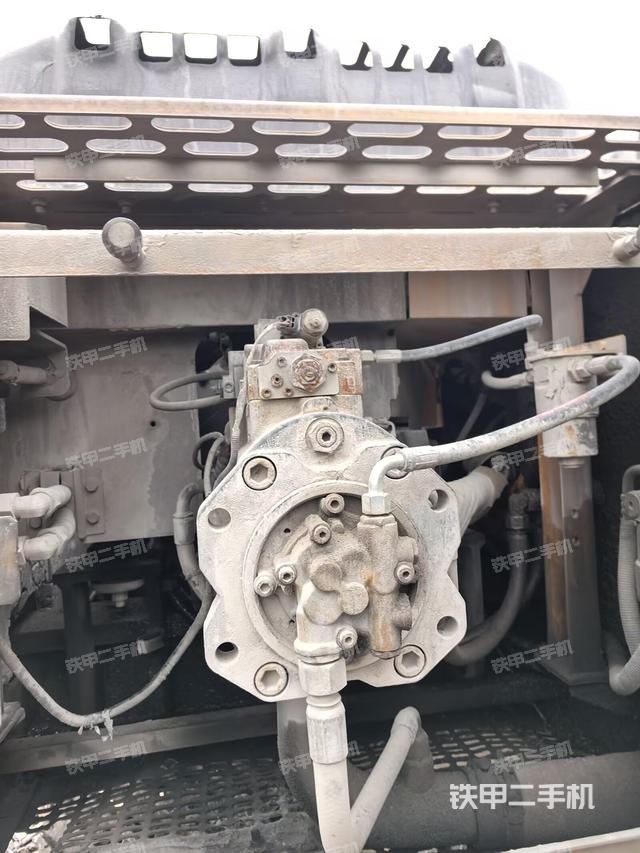 液压泵舱室正面整体（整机外观）