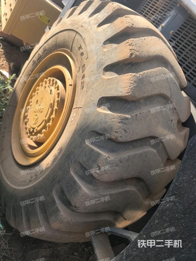 后輪左側(cè)全景（壓路機(jī)前后車架）