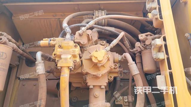 液压泵舱室正面整体（整机外观）