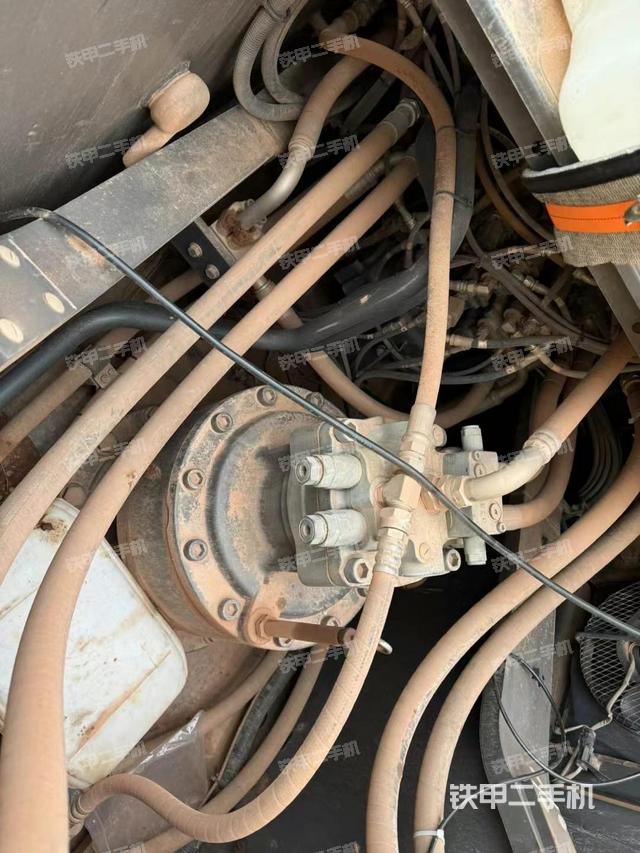 回轉馬達和主控閥(整機外觀) 回轉馬達和主控閥(整機外觀)