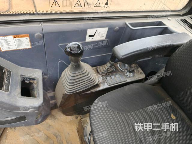 座椅右側(cè)控制臺/鑰匙門/油門/含右手柄(駕駛室部分) 座椅右側(cè)控制臺/鑰匙門/油門/含右手柄(駕駛室部分)