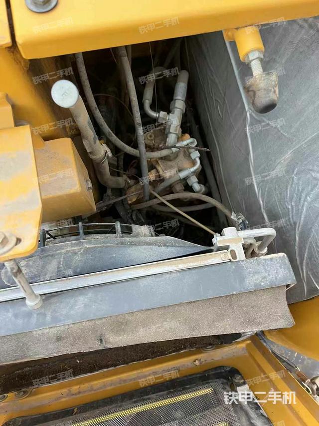 回转马达和主控阀（整机外观）