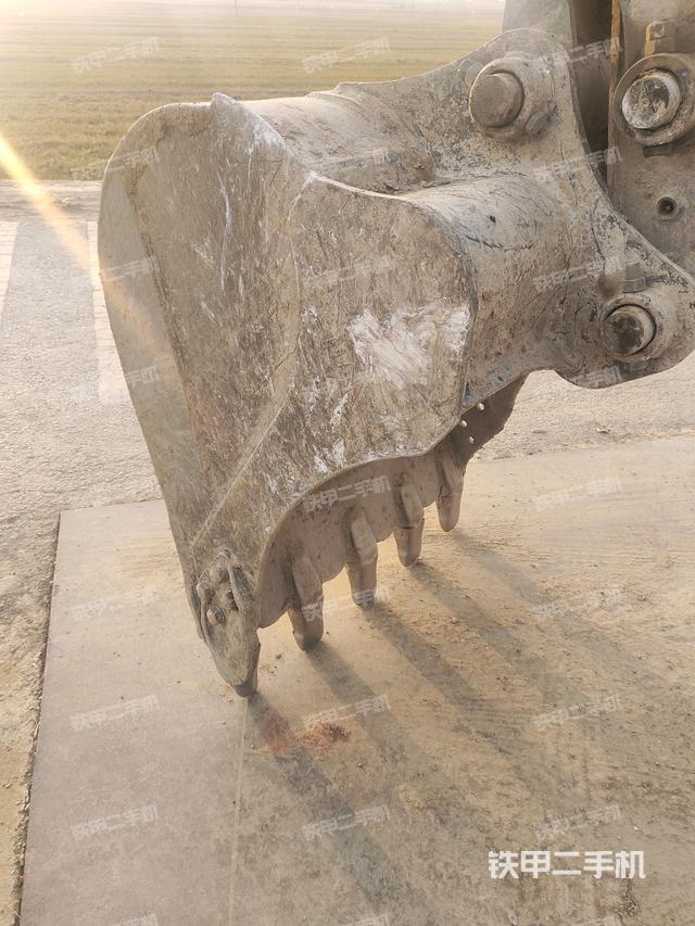 鏟斗右后整體(工作和回轉(zhuǎn)裝置) 鏟斗右后整體(工作和回轉(zhuǎn)裝置)