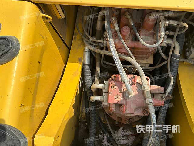 回轉(zhuǎn)馬達(dá)和主控閥(整機(jī)外觀) 回轉(zhuǎn)馬達(dá)和主控閥(整機(jī)外觀)