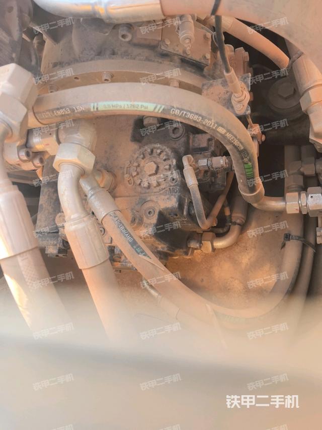 發(fā)動機(jī)艙液壓泵全景（壓路機(jī)發(fā)動機(jī)艙）