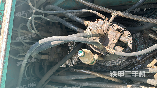 回转马达和主控阀（整机外观）