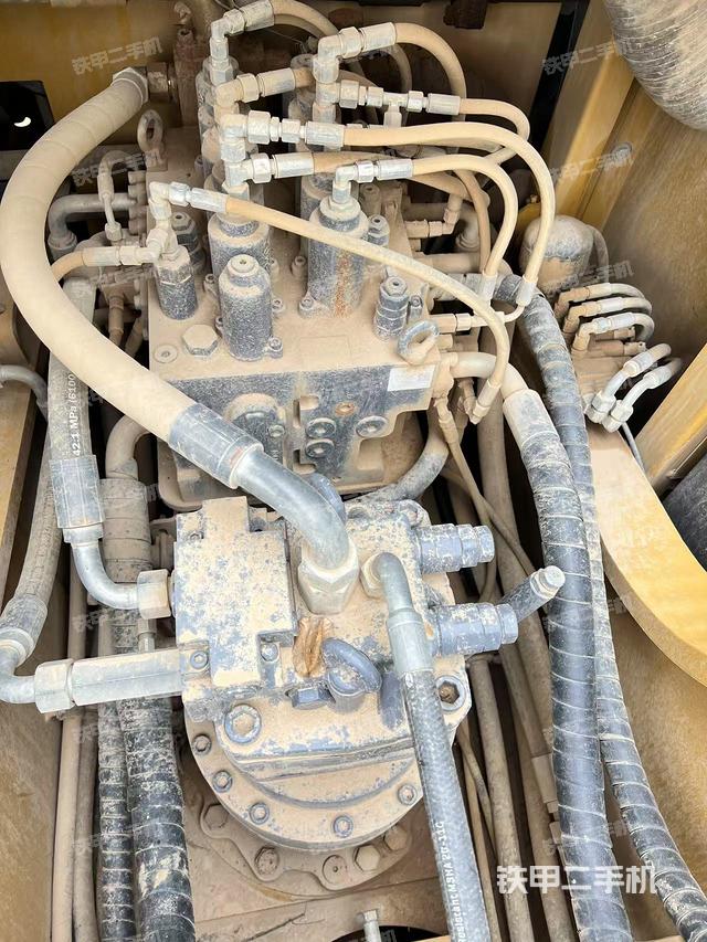 回轉馬達和主控閥（整機外觀）