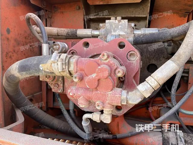 液壓泵艙室正面整體(整機(jī)外觀) 液壓泵艙室正面整體(整機(jī)外觀)