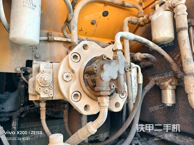 液压泵舱室正面整体（整机外观）