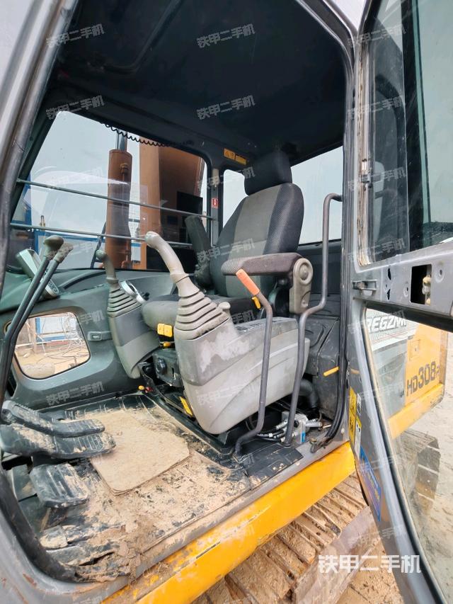 駕駛室頂部（整機外觀）