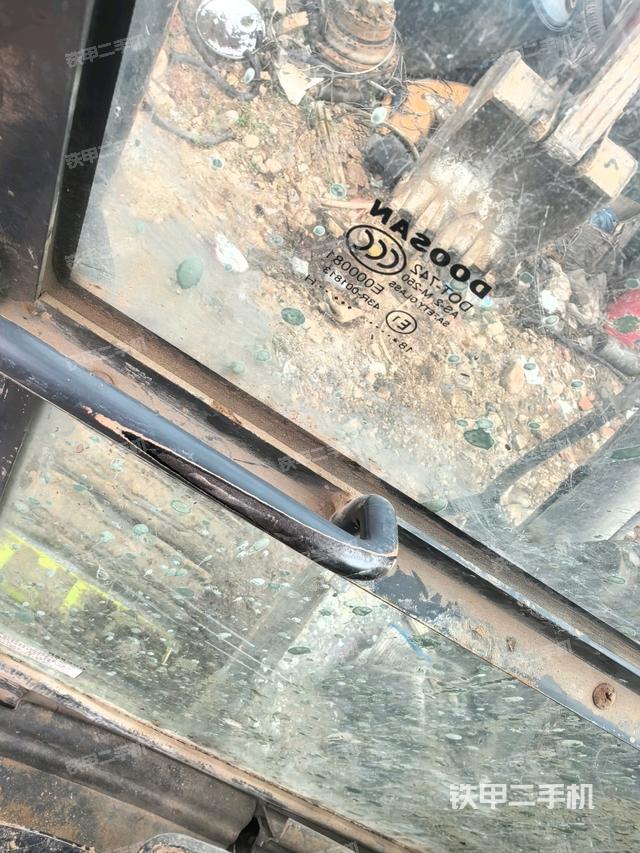 后窗玻璃角標（駕駛室部分）