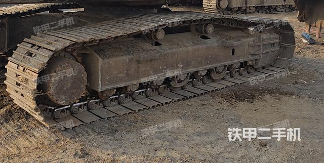單側(cè)履帶整體(整機(jī)外觀) 單側(cè)履帶整體(整機(jī)外觀)