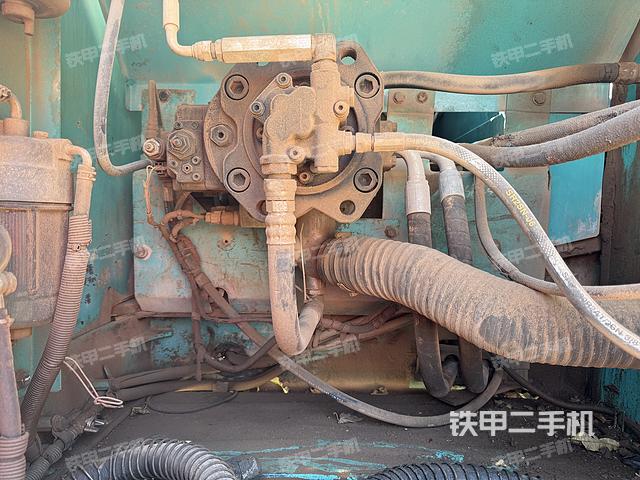 液压泵舱室正面整体（整机外观）