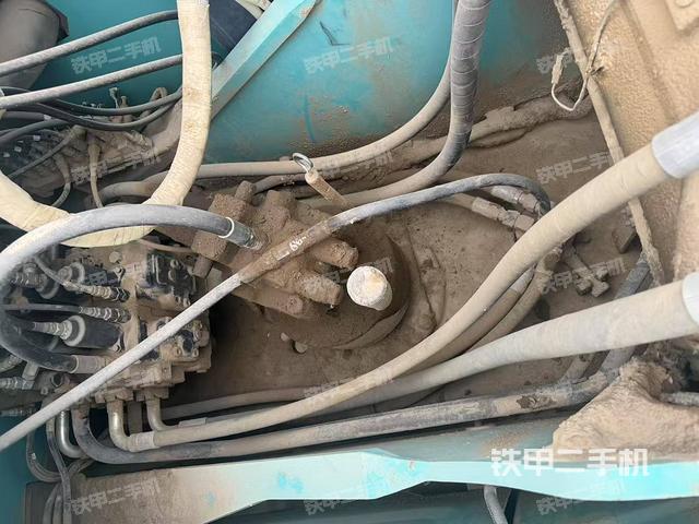 液壓泵艙室正面整體(整機外觀) 液壓泵艙室正面整體(整機外觀)