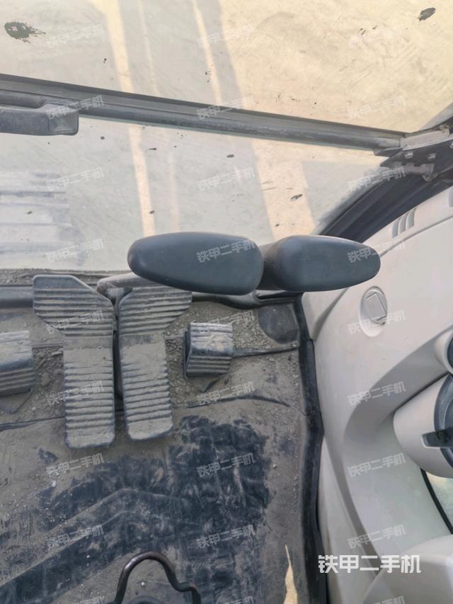 行走控制手柄和踏板?俯拍（駕駛室部分）