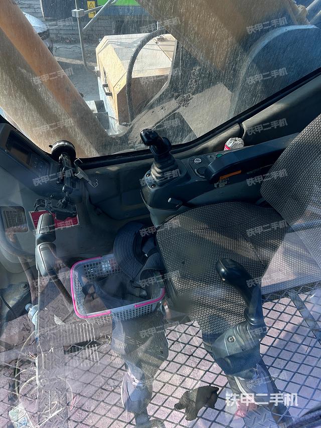 駕駛室操作臺(tái)(設(shè)備外觀及核心部件) 駕駛室操作臺(tái)(設(shè)備外觀及核心部件)