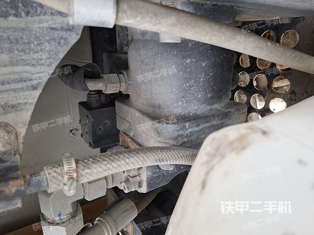 液压泵舱室正面整体（整机外观）