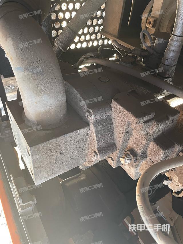 液压泵舱室正面整体（整机外观）