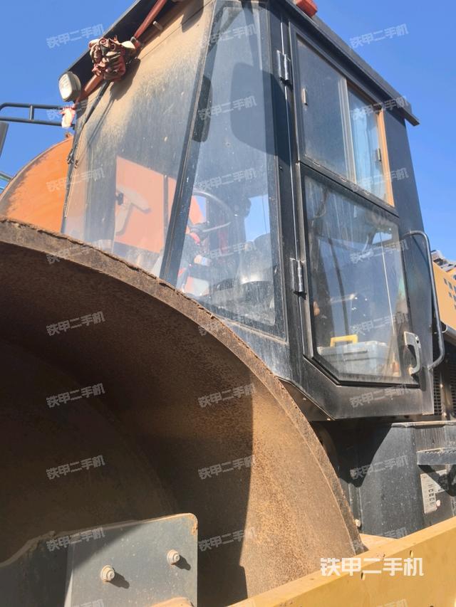 左側(cè)正面照（壓路機(jī)駕駛室）