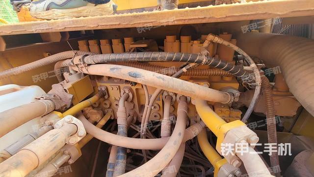 回转马达和主控阀（整机外观）