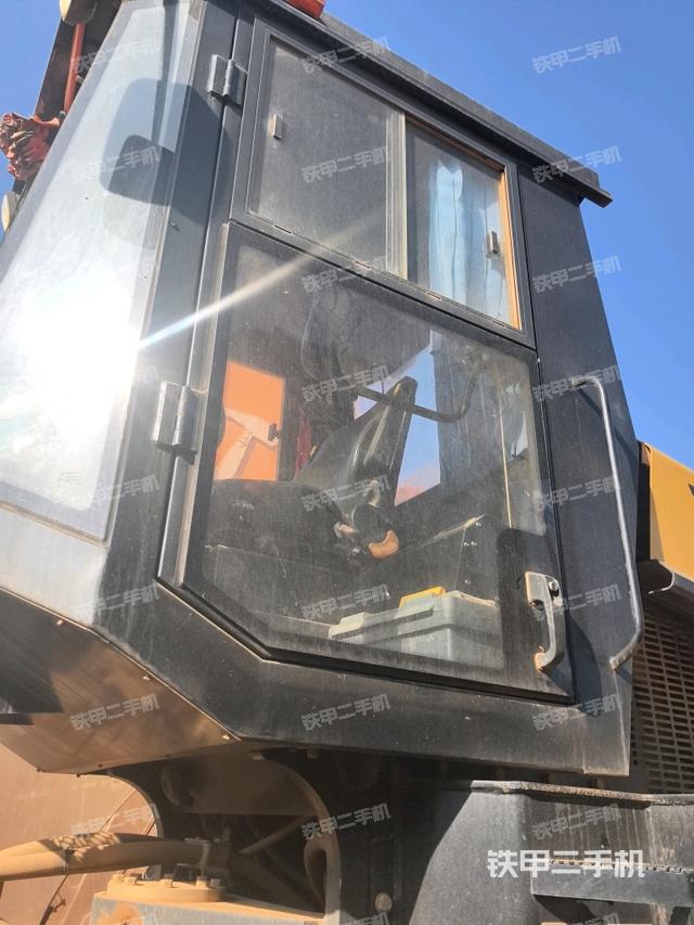 右側(cè)正面照（壓路機(jī)駕駛室）