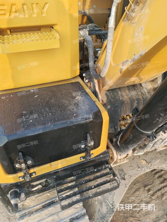 大臂根部?斜視(工作和回轉(zhuǎn)裝置) 大臂根部?斜視(工作和回轉(zhuǎn)裝置)