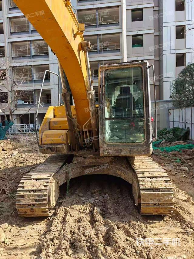 駕駛室整體(整機(jī)外觀) 駕駛室整體(整機(jī)外觀)