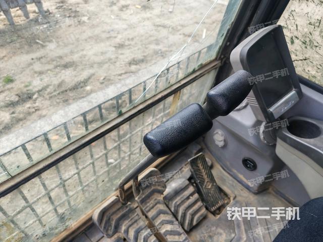 行走控制手柄和踏板?俯拍(駕駛室部分) 行走控制手柄和踏板?俯拍(駕駛室部分)