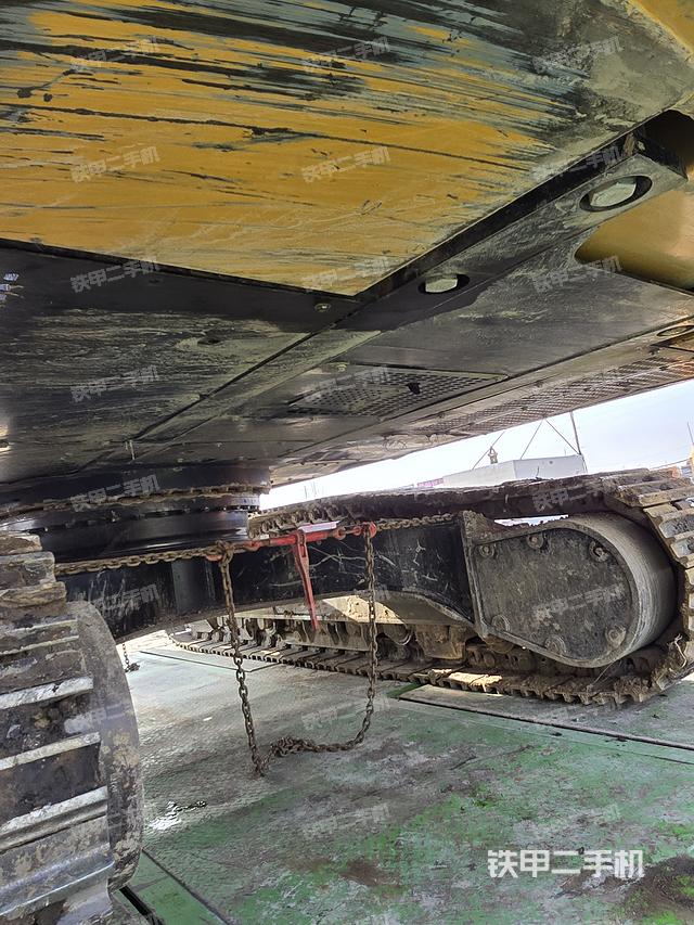 液压泵舱室正面整体（整机外观）