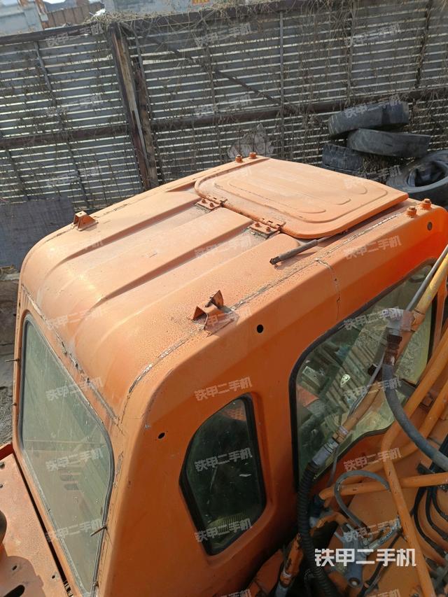 駕駛室頂部（整機外觀）