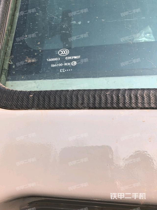 左后方玻璃角標（駕駛室部分）