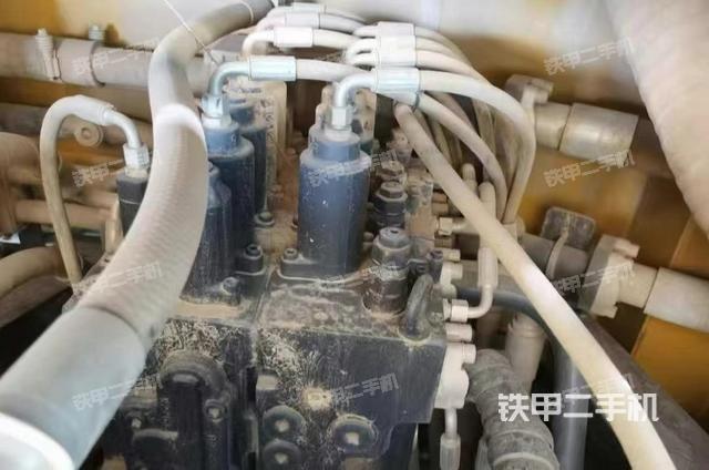 回轉馬達和主控閥（整機外觀）