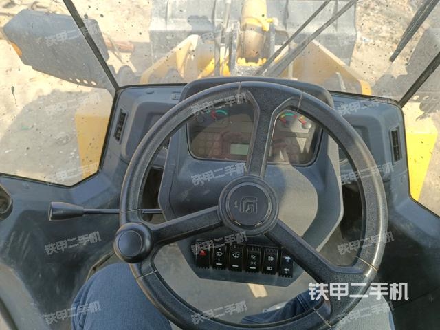 駕駛室工作臺(tái)(整機(jī)外觀及大件) 駕駛室工作臺(tái)(整機(jī)外觀及大件)