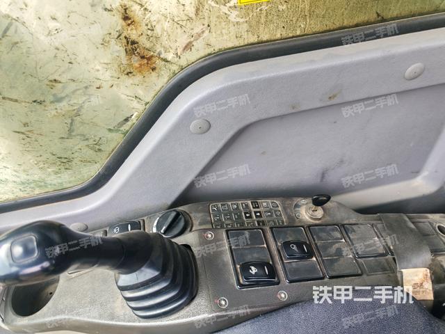 座椅右側(cè)控制臺(tái)/鑰匙門/油門/含右手柄(駕駛室部分) 座椅右側(cè)控制臺(tái)/鑰匙門/油門/含右手柄(駕駛室部分)