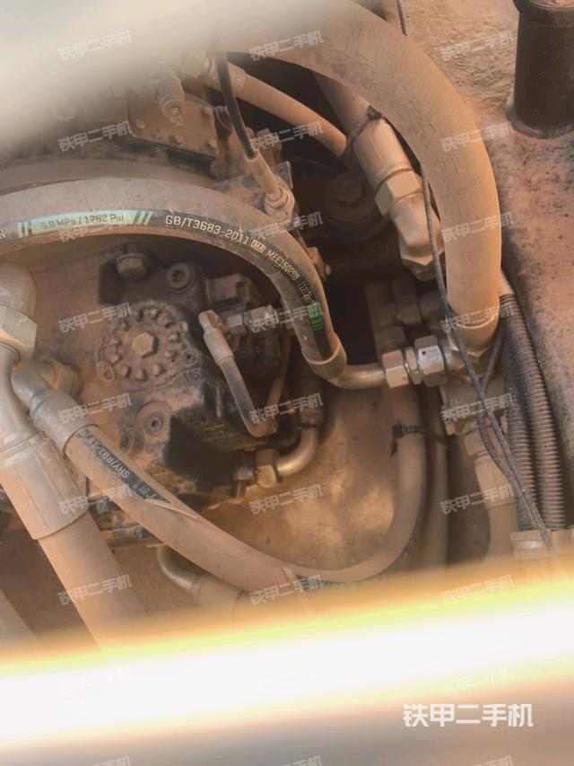 發(fā)動機(jī)右側(cè)全景（壓路機(jī)發(fā)動機(jī)艙）