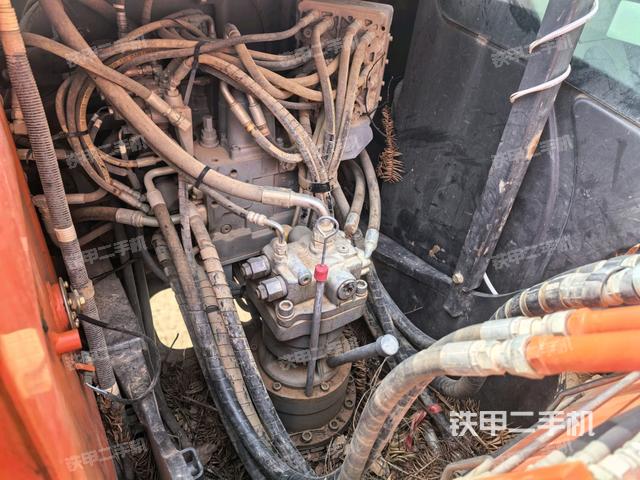 回轉馬達和主控閥(整機外觀) 回轉馬達和主控閥(整機外觀)