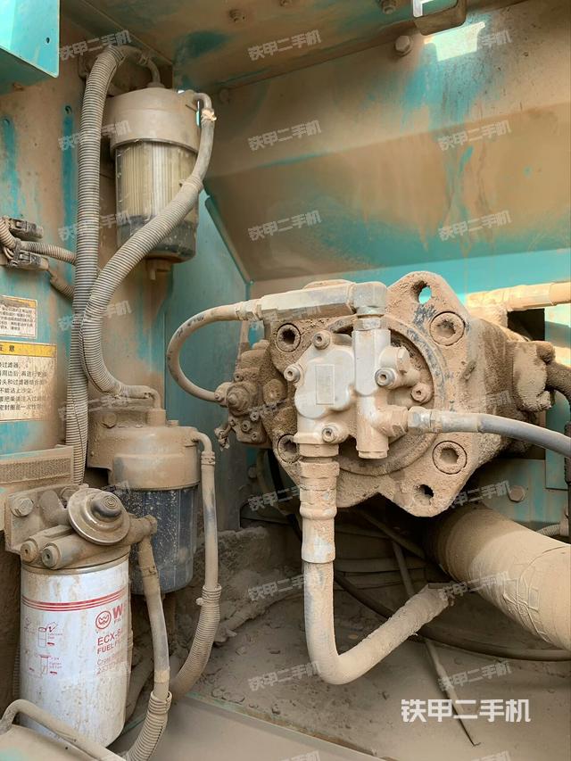 液壓泵艙室正面整體（整機外觀）