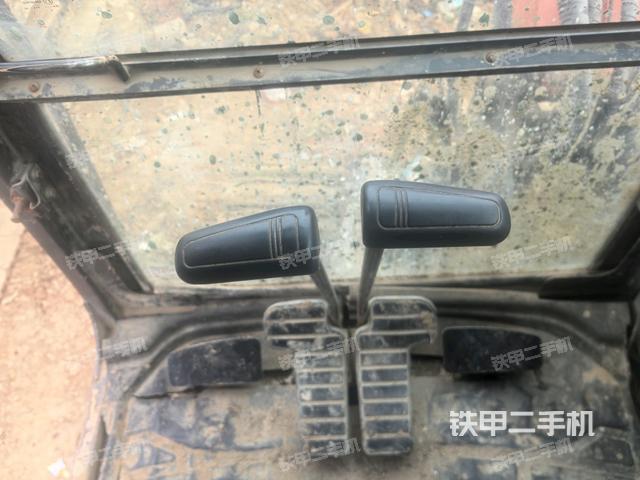 行走控制手柄和踏板?俯拍（駕駛室部分）