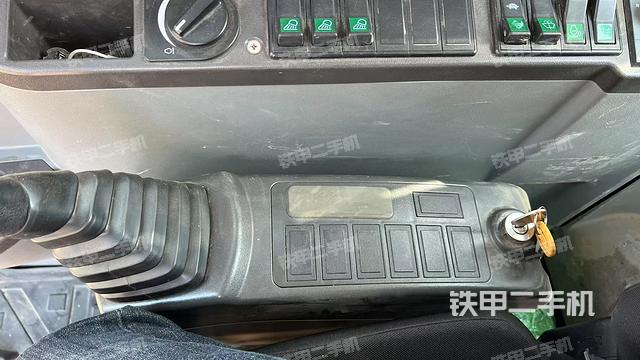 座椅右側(cè)控制臺(tái)/鑰匙門/油門/含右手柄（駕駛室部分）