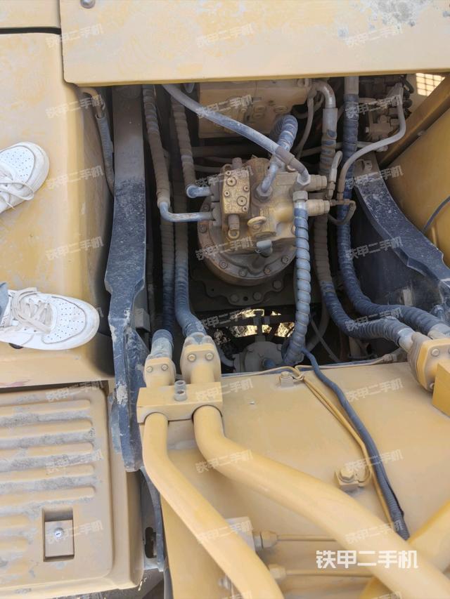 回轉(zhuǎn)馬達(dá)和主控閥（整機(jī)外觀）