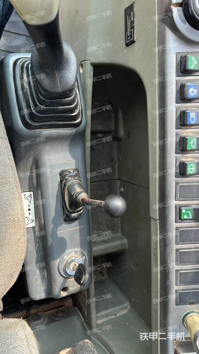 座椅右側(cè)控制臺(tái)/鑰匙門(mén)/油門(mén)/含右手柄（駕駛室部分）