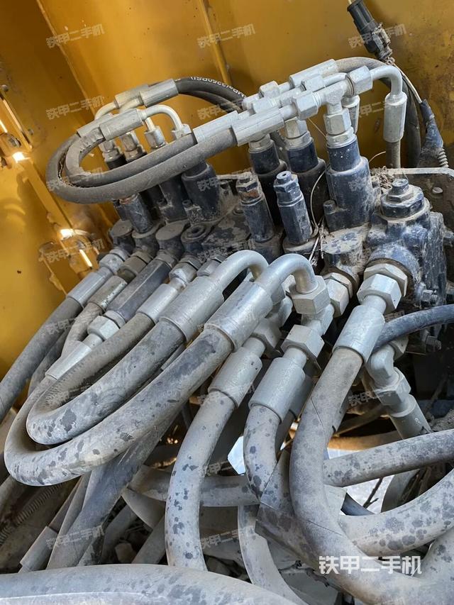 液壓泵艙室正面整體（整機外觀）